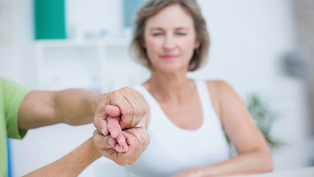 Làm sao chữa khỏi yếu tay chân và nói khó sau đột quỵ?