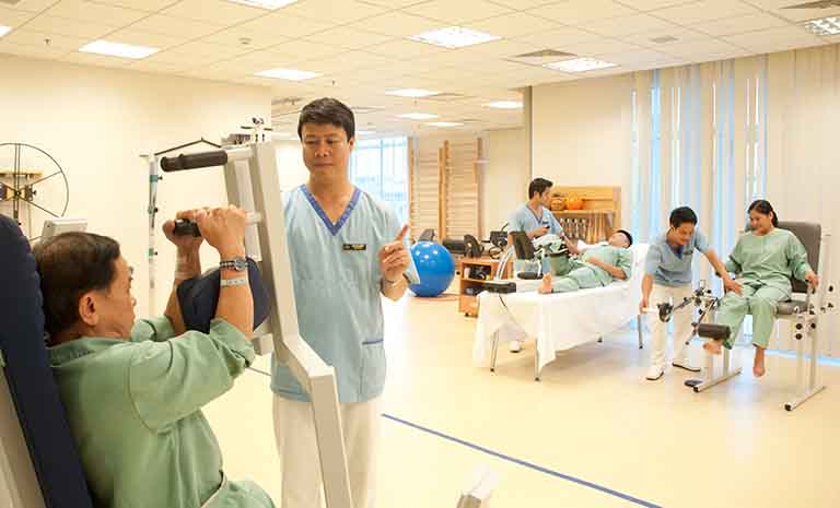 Phục hồi chức năng sau đột quỵ thường diễn ra tại bệnh viện trước khi bệnh nhân xuất viện về nhà.