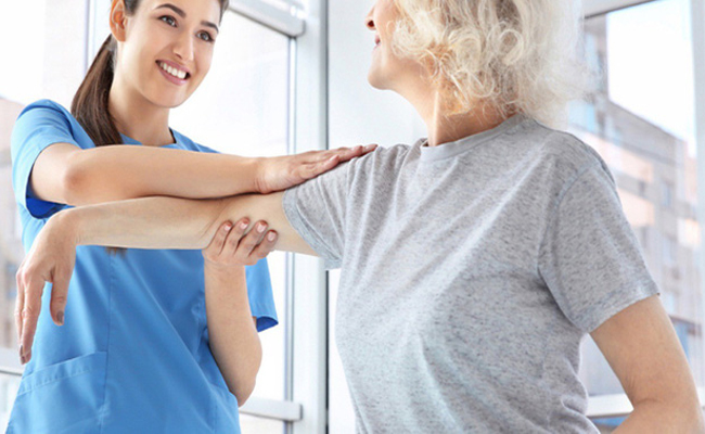 Bệnh nhân đột quỵ nên tập vật lý trị liệu vào thời điểm nào?