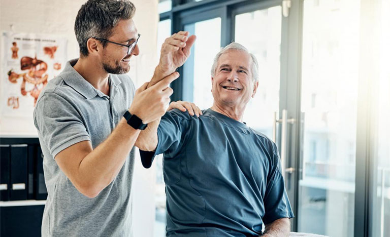 Sau đột quỵ, tập vật lý trị liệu giai đoạn trễ có giúp ích gì không?