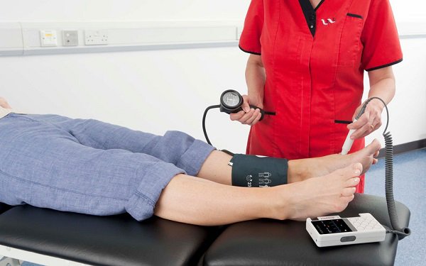 ABPI là một bài kiểm tra đơn giản để so sánh huyết áp ở chi trên và chi dưới.