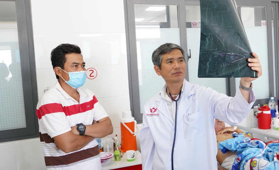 Làm việc quá sức, ăn nghỉ không điều độ: Cảnh giác đột quỵ ghé thăm