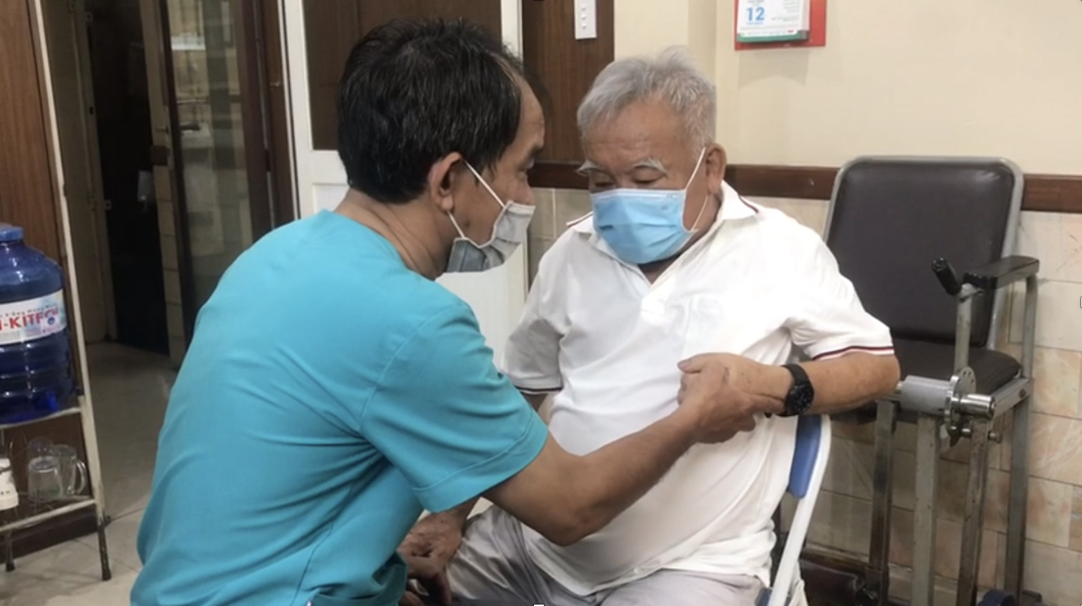 Hướng dẫn tập trợ giúp chi trên cho bệnh nhân sau đột quỵ