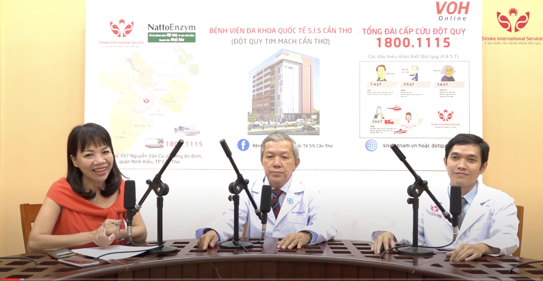 BS.CK2 Huỳnh Tấn Vũ – Trưởng đơn vị Điều trị ban ngày, Bệnh viện Đại học Y dược TPHCM (giữa) và ThS.BS Nguyễn Anh Trung - Trưởng khoa Ngoại, Bệnh viện Đột quỵ Tim mạch Cần Thơ (phải) giải đáp các thắc mắc về vật lý trị liệu.