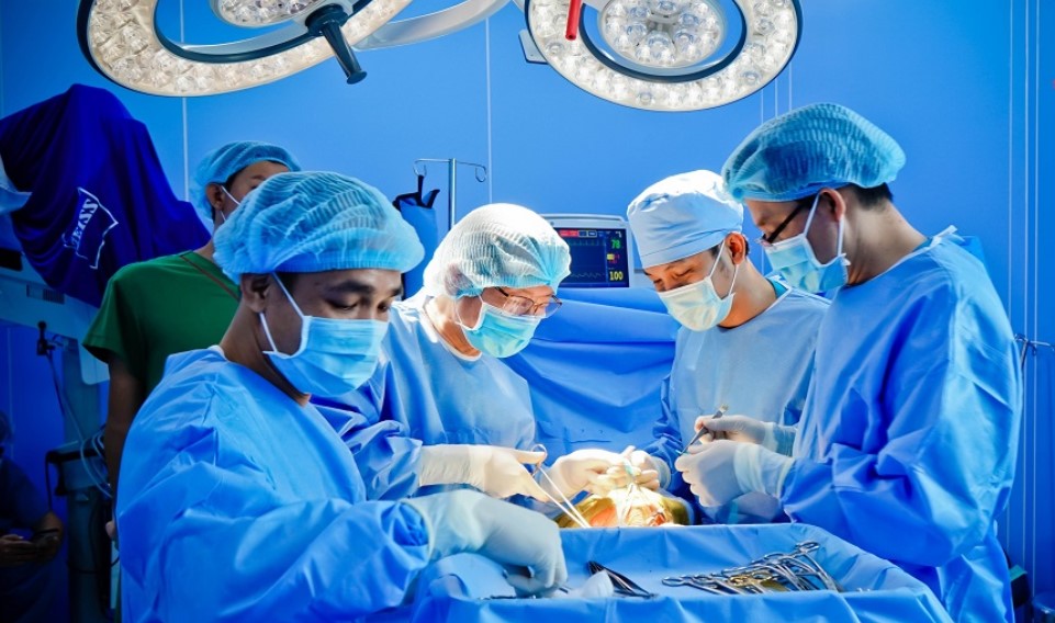 Phẫu thuật cắt nội mạc động mạch cảnh là một phẫu thuật khó và đòi hỏi bác sĩ phải có tay nghề cao.