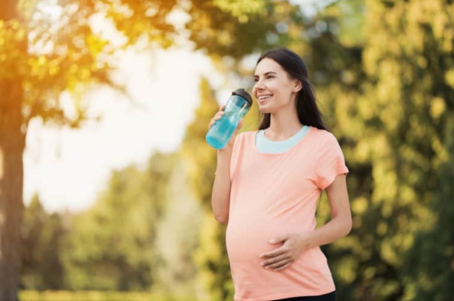 Khi mang thai hãy cố gắng vận động thường xuyên và uống nhiều nước.