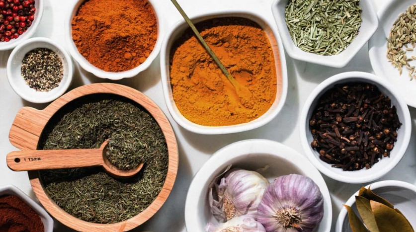 Các loại thảo mộc và gia vị được sử dụng trong y học, có khả năng hạ huyết áp cao nhờ chứa eugenol, carotenoid, hirsutine...