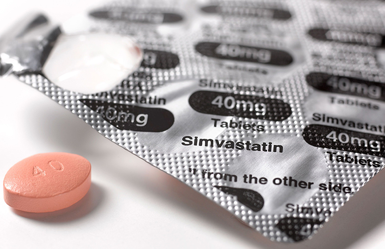 Simvastatin và các thuốc khác từ nhóm thuốc statin bao gồm atorvastatin, pravastatin, rosuvastatin, fluvastatin và lovastatin được coi là lựa chọn hàng đầu để điều trị rối loạn lipid máu.