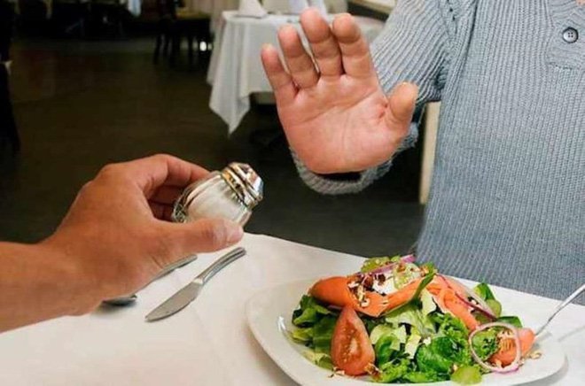 Chế độ ăn ít muối (tránh ăn mặn), ít mỡ béo giúp phòng ngừa đột quỵ tái phát hiệu quả.
