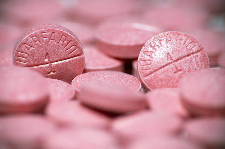 Amiodarone có thể tương tác với thuốc Warfarin.