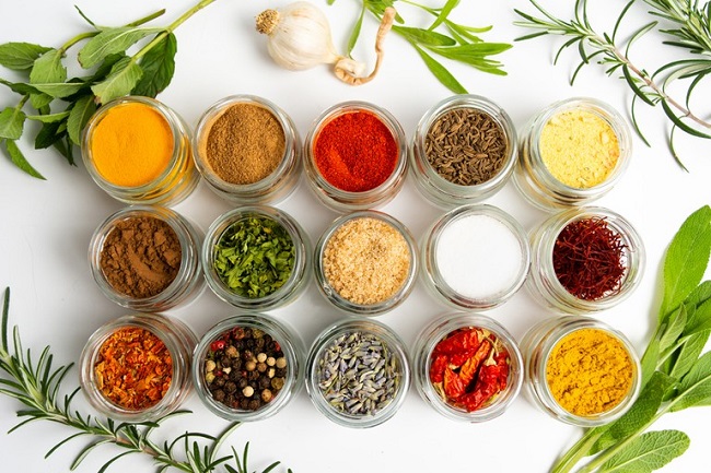Cả thảo mộc và gia vị tươi và khô đều có thể giúp giảm mức cholesterol.