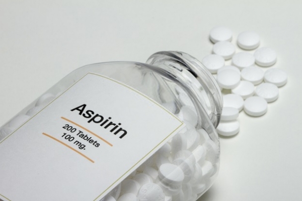 Aspirin giúp ngăn chặn hoạt động của tiểu cầu, khiến cho các cục máu đông khó hình thành trong động mạch của hơn.