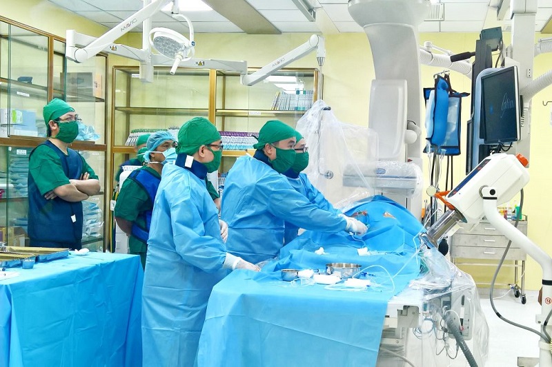 Ekip bác sĩ thực hiện can thiệp mạch não tại BVXA