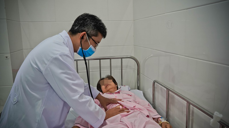 ThS.BS Nguyễn Mạnh Cường – Trưởng khoa Nội Tim mạch bệnh viện Đa khoa Quốc tế S.I.S Cần Thơ thăm khám cho bệnh nhân C.T.M