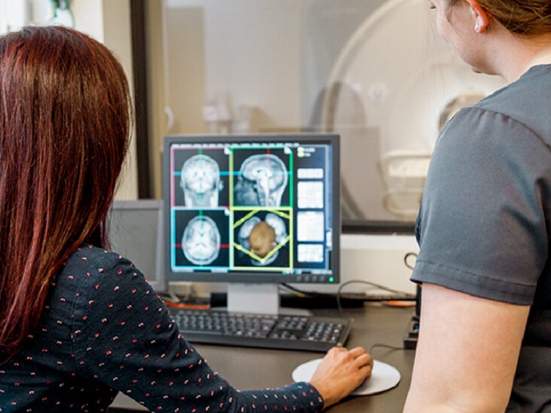 Chụp cộng hưởng từ (MRI) thường được sử dụng để giúp chẩn đoán u não.