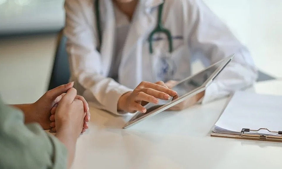 Bạn nên khám sức khỏe định kỳ hoặc tầm soát đột quỵ nếu có yếu tố di truyền.