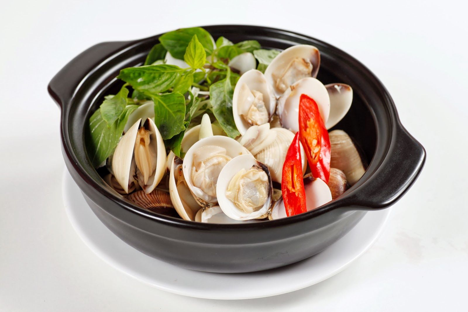 Lá và ngọn non húng quế được sử dụng như một loại rau thơm ăn kèm trong các món ăn.