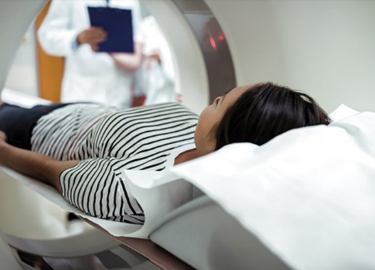 Chẩn đoán huyết khối xoang hang được thực hiện lâm sàng bằng cách sử dụng các kỹ thuật hình ảnh