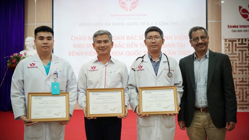 3 bác sĩ đầu tiên tại châu Á được trao chứng nhận can thiệp bằng robot của Siemens