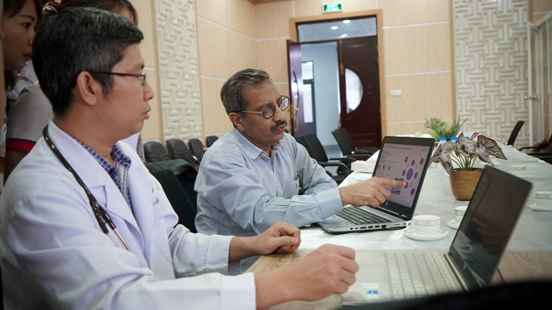 Ông Subha Dip Mukherjee - đại diện Công ty Siemens Healthineers hướng dẫn bác sĩ và điều dưỡng Bệnh viện S.I.S Cần Thơ cách sử dụng máy đo điện tâm đồ kết nối với điện thoại Android và laptop, nhỏ gọn và cơ động