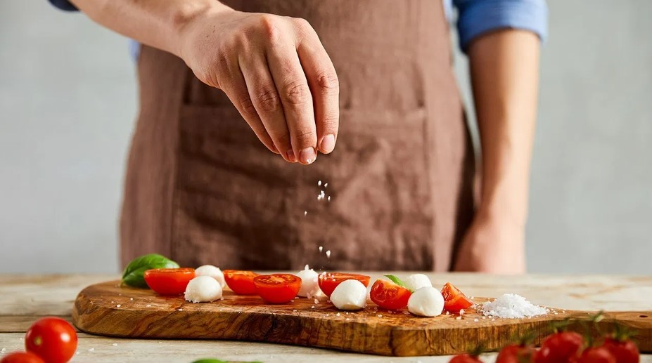 Trung bình một người bình thường không ăn quá 5g muối một ngày. Vì vậy, cố gắng hạn chế nêm nhiều muối khi nấu thức ăn.