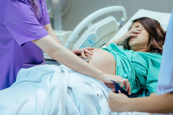 Khi có các dấu hiệu bất thường lúc mang thai, mẹ bầu nên đi khám ngay để kịp thời phát hiện tình trạng rối loạn đông máu.