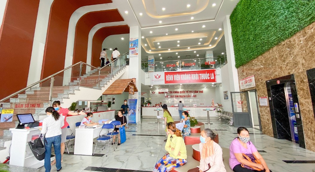 Bệnh nhân đến bệnh viện lấy số thứ tự ngay bên phải cửa ra vào (sảnh tầng trệt), sau đó điền thông tin vào phiếu khám. Sau đó đến quầy tiếp nhận kiểm tra thông tin và thu phí.