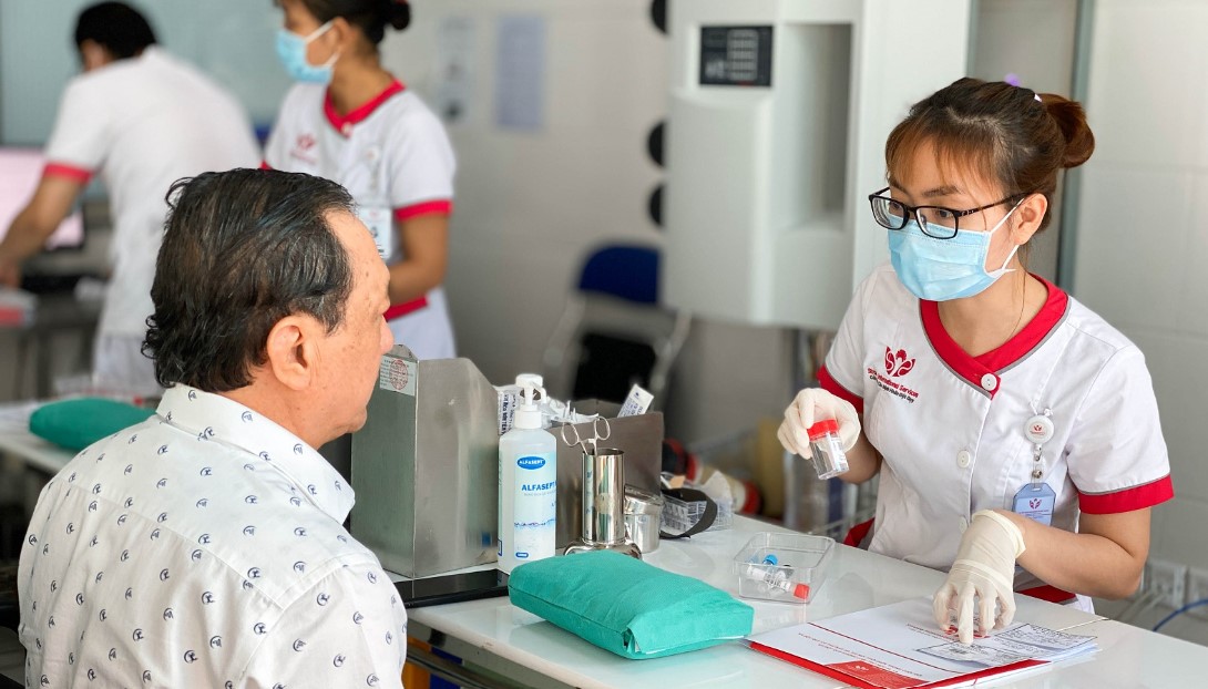 Bệnh nhân sẽ được phát cho lọ để đựng nước tiểu làm xét nghiệm
