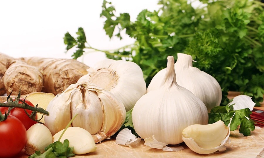 Tỏi, quế, gừng... là những gia vị giúp giảm huyết áp.