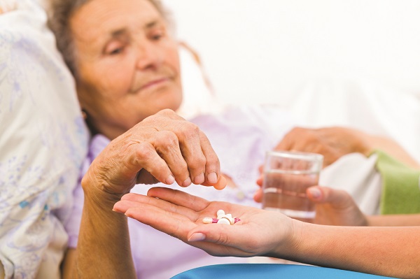 Người nhà cần theo dõi việc uống thuốc cho bệnh nhân đột quỵ ra sao?