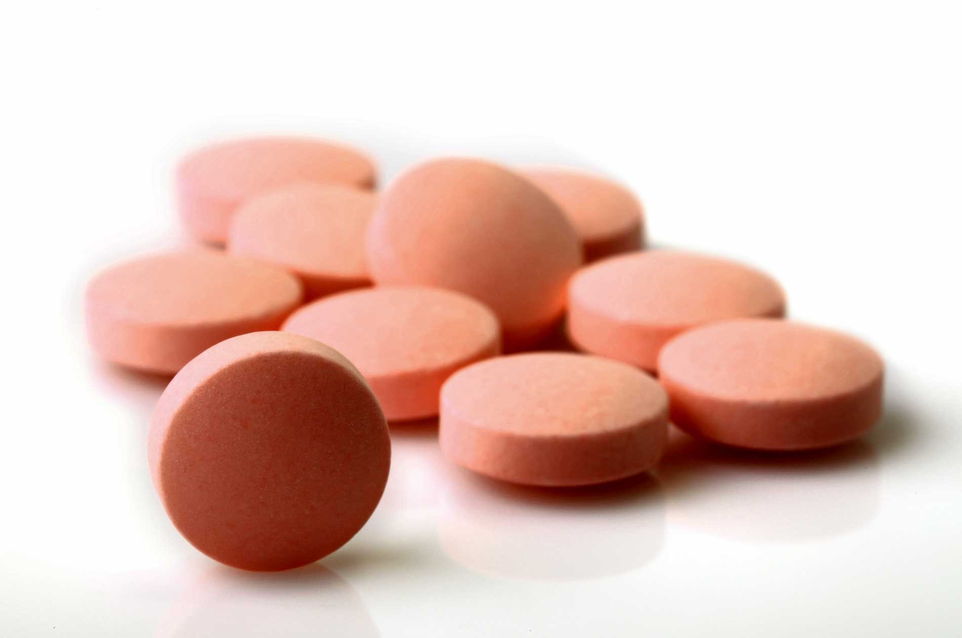 Những người có các bệnh lý nền và đang sử dụng thuốc chống đông khác, cần hỏi ý kiến bác sỹ điều trị trước khi sử dụng Rivaroxaban.