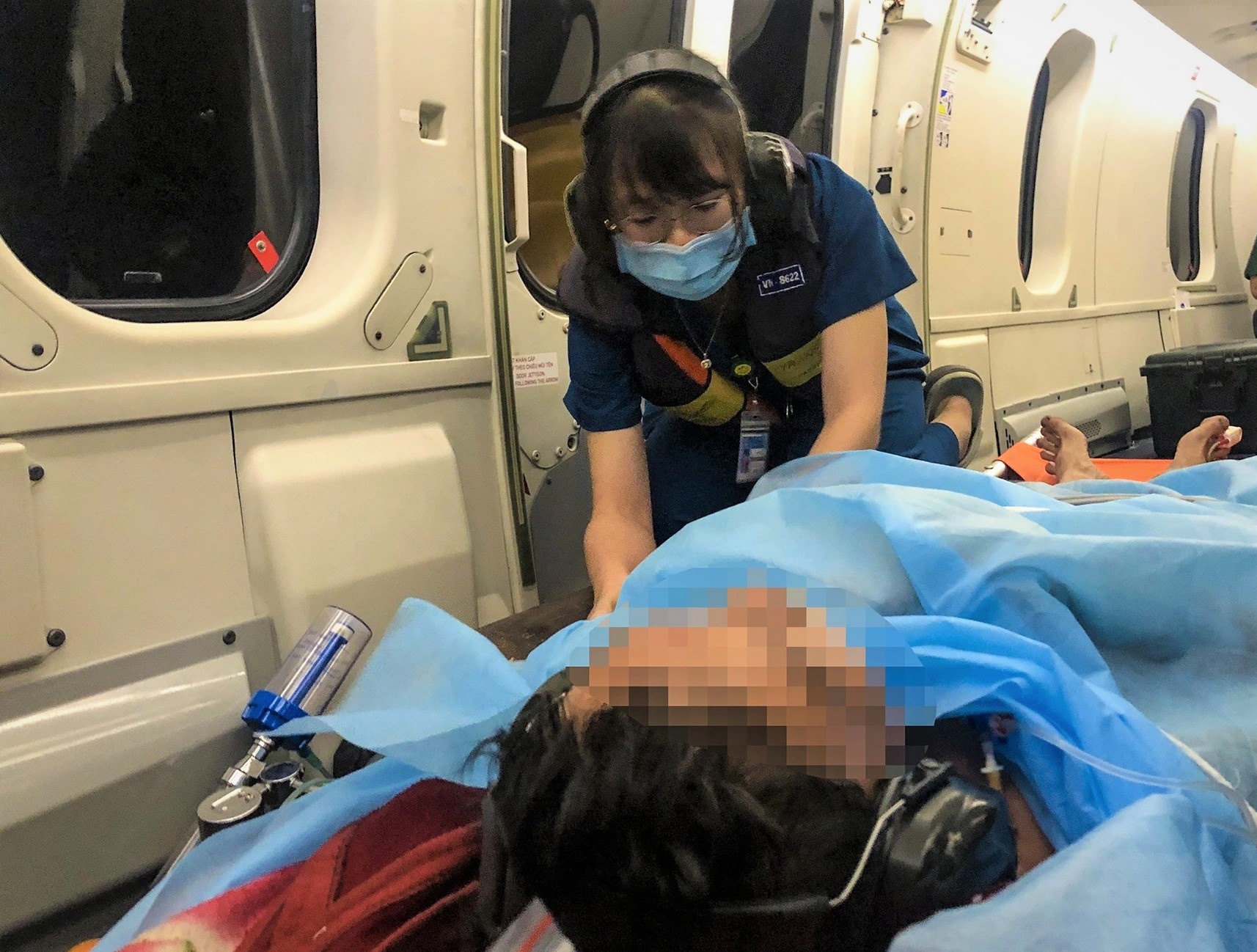 Nữ “chiến sĩ áo trắng” đầu tiên tham gia cấp cứu bệnh nhân đột quỵ bằng đường không từ Trường Sa