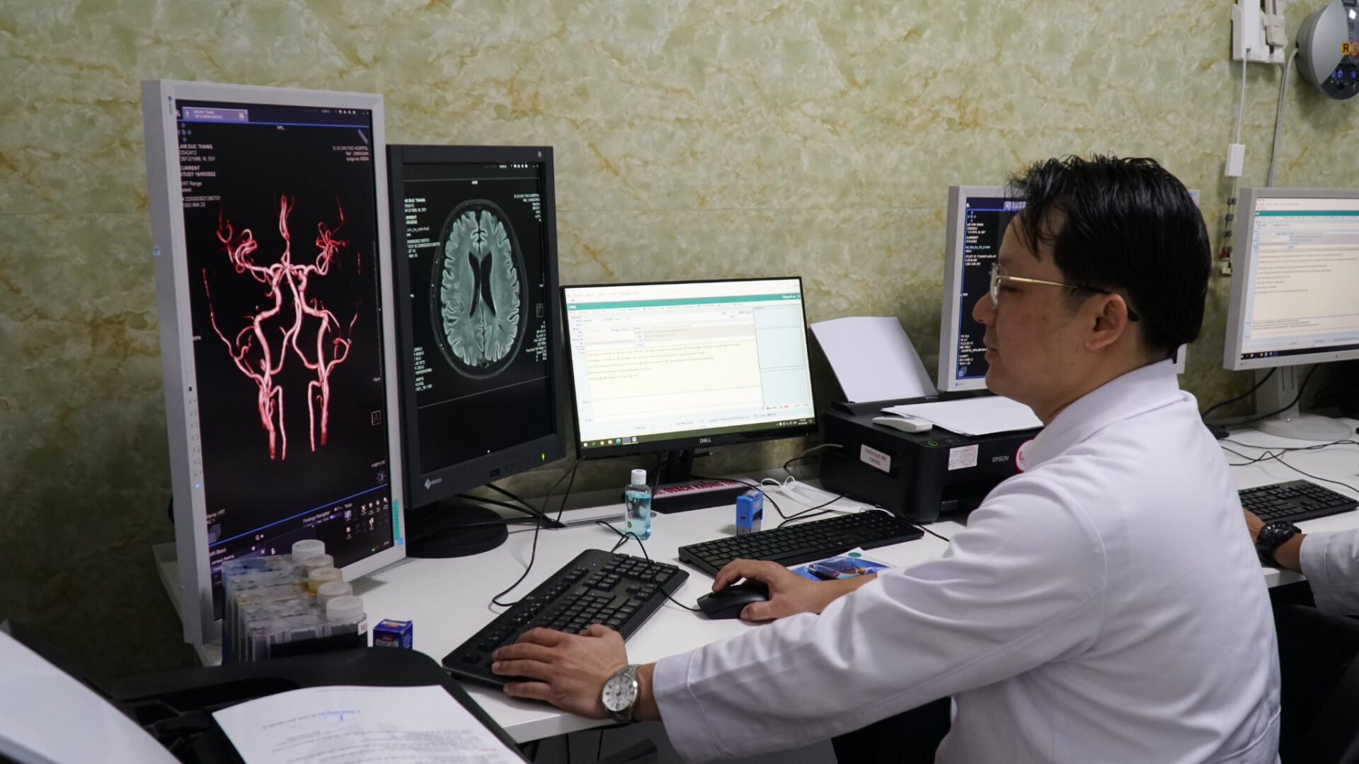 Máy MRI 3T có độ phân giải cao hơn nên tạo ra hình ảnh chi tiết hơn, có lợi khi chẩn đoán các tình trạng bệnh lý liên quan đến não, cột sống và hệ thống cơ xương.