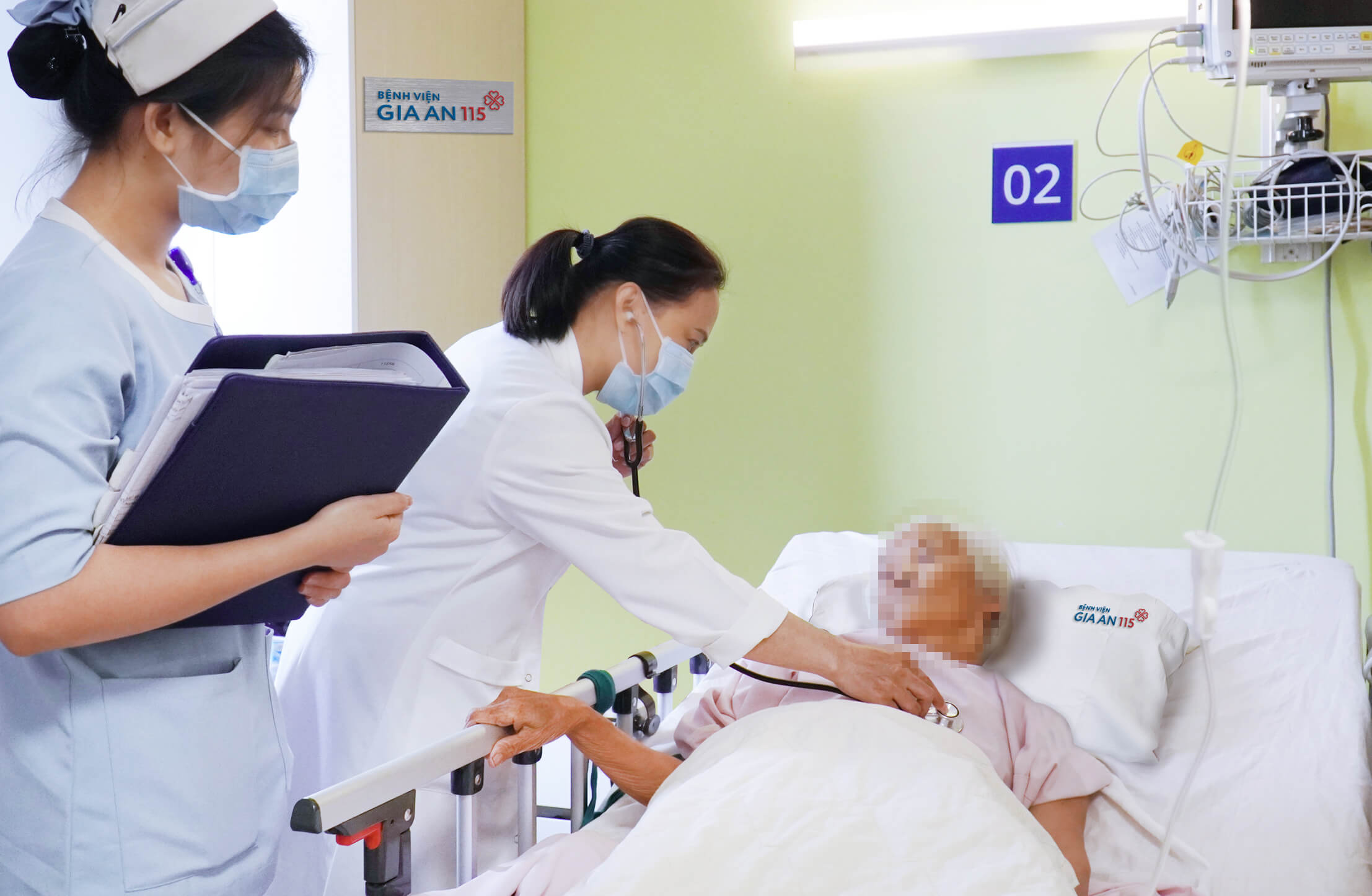 Người cao tuổi và trẻ em dễ bị sốc nhiệt hơn so với những đối tượng khác. (Ảnh: BVCC)