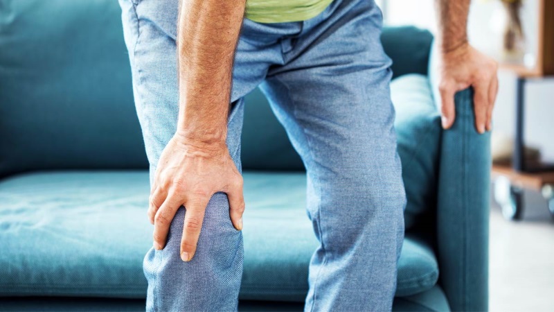 Đột quỵ hạch nền có thể gây ra yếu cơ kéo dài, đặc biệt là ở bên trái của cơ thể.