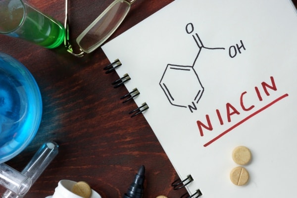 Niacin có tác dụng làm giảm cholesterol LDL và tăng cholesterol HDL.