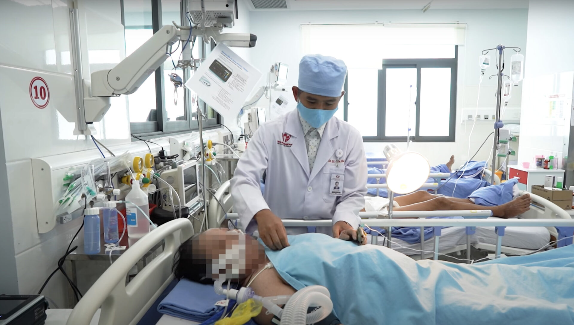 TS.BS Trần Chí Cường khám cho bệnh nhân.