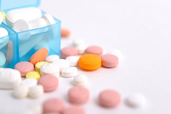 Nếu được sử dụng kết hợp với insulin hoặc thuốc tiết insulin, nên cân nhắc liều lượng insulin thấp hơn hoặc thuốc tiết insulin để giảm nguy cơ hạ đường huyết.