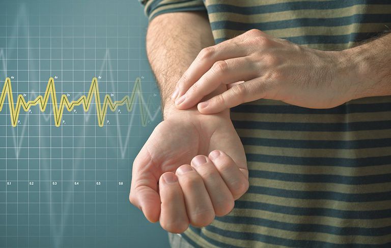 Bạn có thể kiểm soát nhịp tim bằng cách đeo dụng cụ theo dõi hoặc đo thủ công.