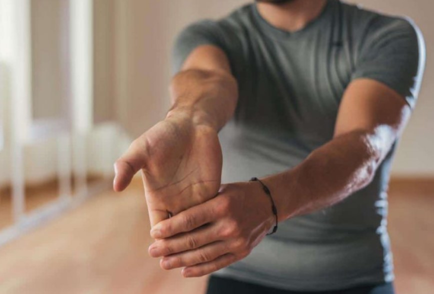 Nếu cánh tay sưng tấy sau đột quỵ, bạn nên thực hiện tập thể dục thụ động để cải thiện triệu chứng.