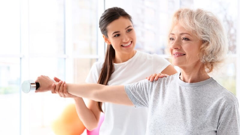 Với chế độ phục hồi chức năng nghiêm ngặt, những người sống sót có thể kích thích não bộ và tối đa hóa cơ hội phục hồi của họ.