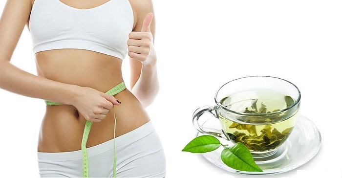 Trà xanh có chứa caffeine và polyphenol, giúp cơ thể ngăn được quá trình tích lũy mỡ thừa cũng như sản sinh nhiệt lượng đốt cháy mỡ.