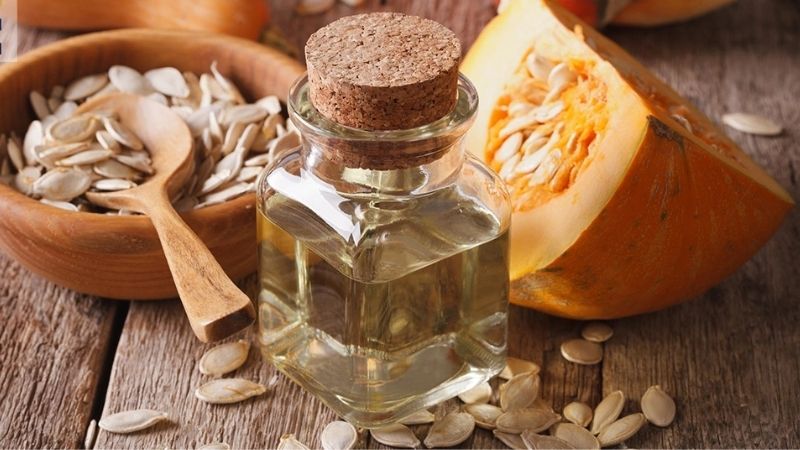 Tinh dầu hạt bí ngô cung cấp cho da vitamin E, các chất chống oxy hóa và các axit béo thiết yếu