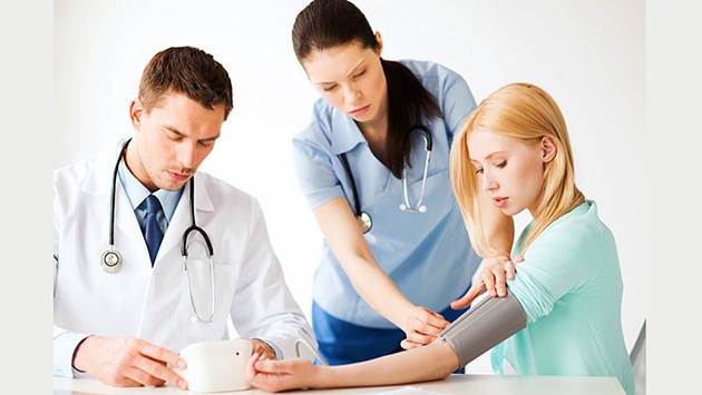 Huyết áp cao hay thấp đều nguy hiểm, vì vậy nên đến bệnh viện thăm khám và tìm nguyên nhân để điều trị.