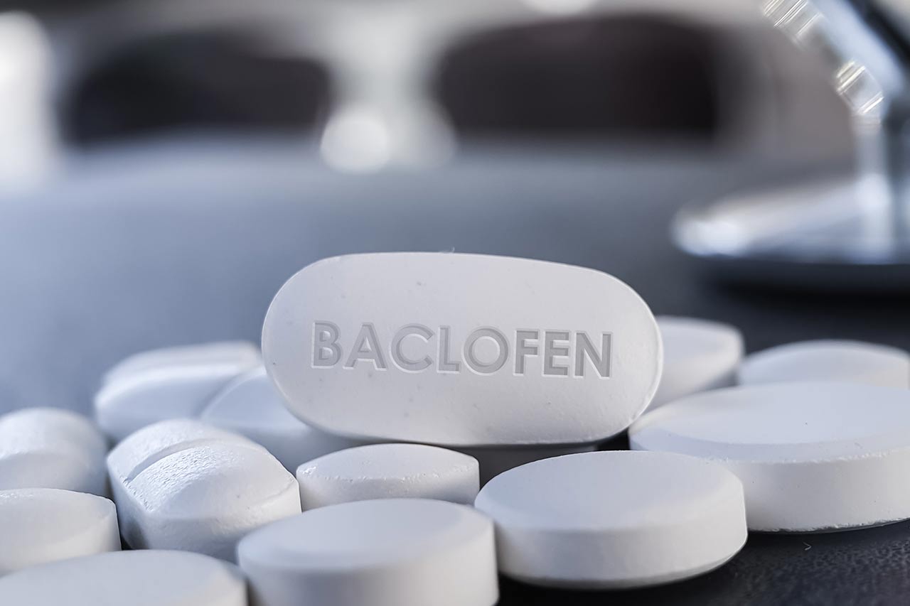 Baclofen là một thuốc thuộc nhóm giãn cơ và chống co thắt.