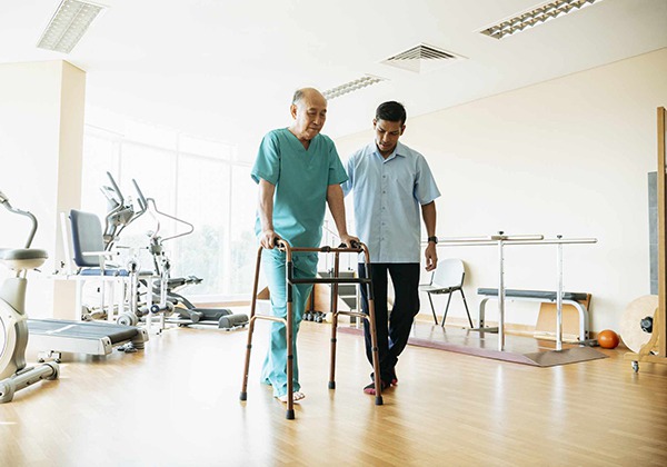 Khi nào bệnh nhân xuất huyết não nên bắt đầu tập phục hồi?