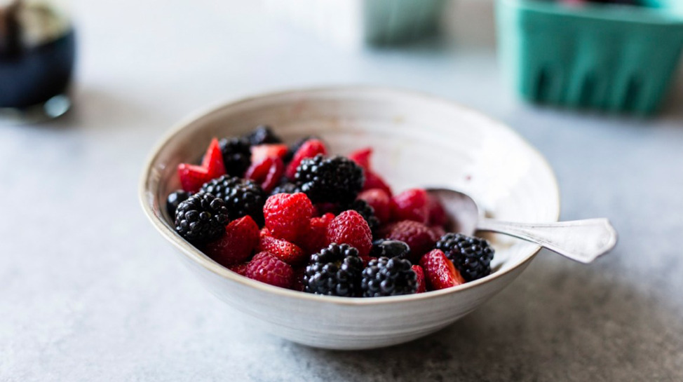 Quả mọng chứa nhiều chất xơ, vitamin, khoáng chất và các hợp chất thực vật, bao gồm chất chống oxy hóa flavonoid giúp tăng cường sức khỏe tim mạch.