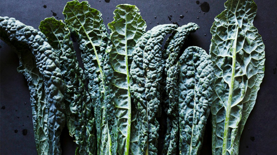 Rau lá xanh cũng chứa nhiều kali - khoáng chất này giúp ngăn ngừa vôi hóa mạch máu, một quá trình góp phần vào chứng xơ vữa động mạch.