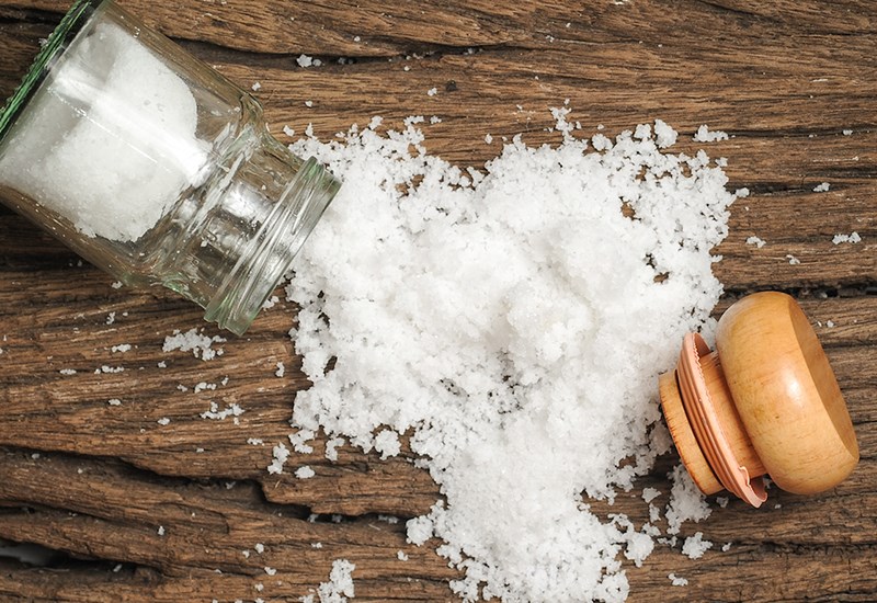 Người bệnh tim mạch nên hạn chế ăn natri, muối để không khiến tim làm việc quá tải.