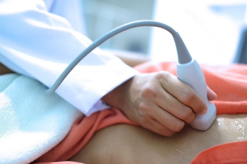 Bác sĩ siêu âm đặt một đầu dò ở bên ngoài ngực của bạn để gửi sóng âm thanh đến tim.